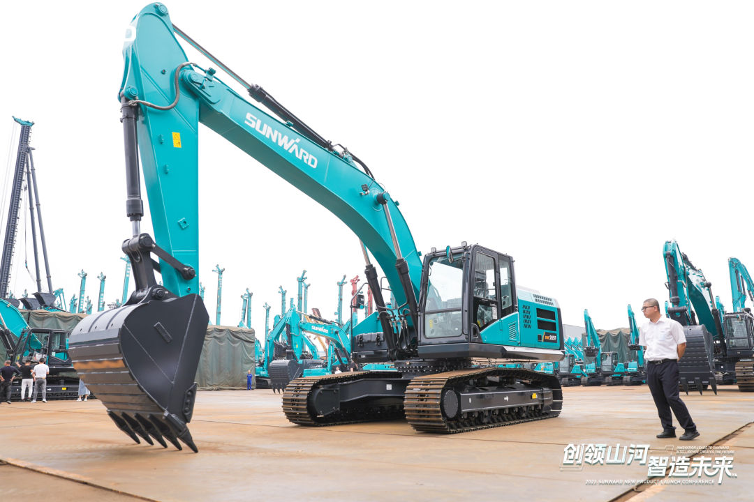 精品出击、互动一直！龙8头号玩家智能F系列挖掘机闪灼长沙展