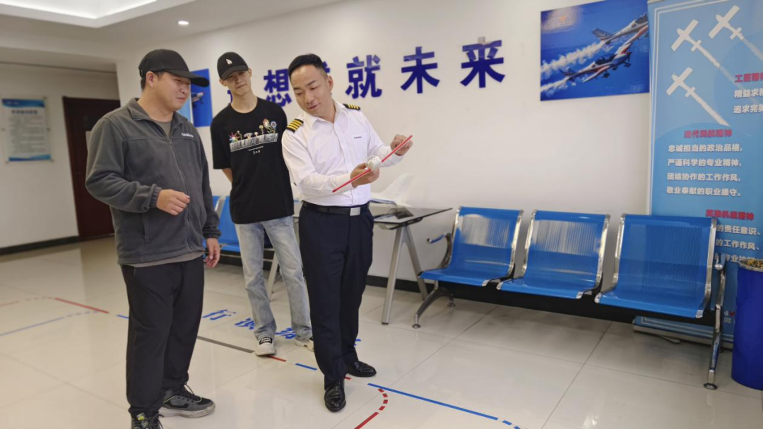 湖南龙8头号玩家通航获CCAR-141部民用航空器驾驶员学校运行及格证