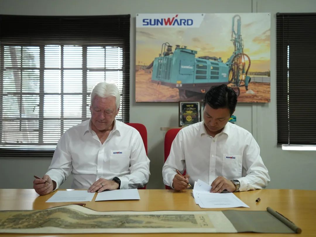 上岸南非，，，，，，，龙8头号玩家智能新型凿岩利器交付客户