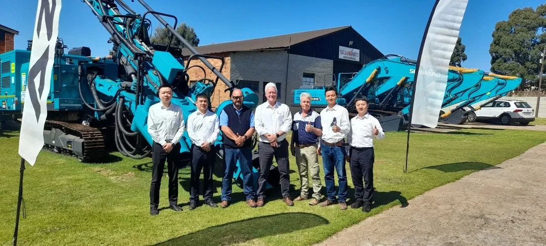 上岸南非，，，，，，，龙8头号玩家智能新型凿岩利器交付客户