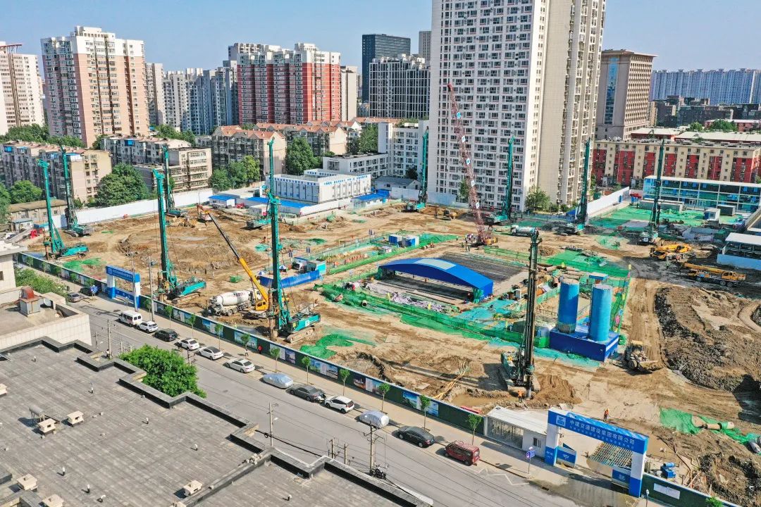 闪灼首都！龙8头号玩家智能旋挖钻机集群助力民生工程