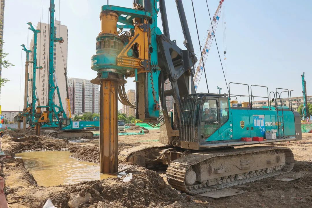 闪灼首都！龙8头号玩家智能旋挖钻机集群助力民生工程