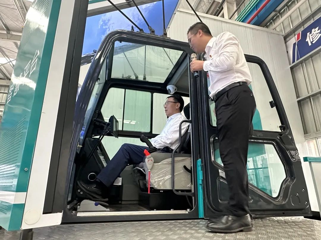 中国联通集团副总司理梁宝俊到访龙8头号玩家智能