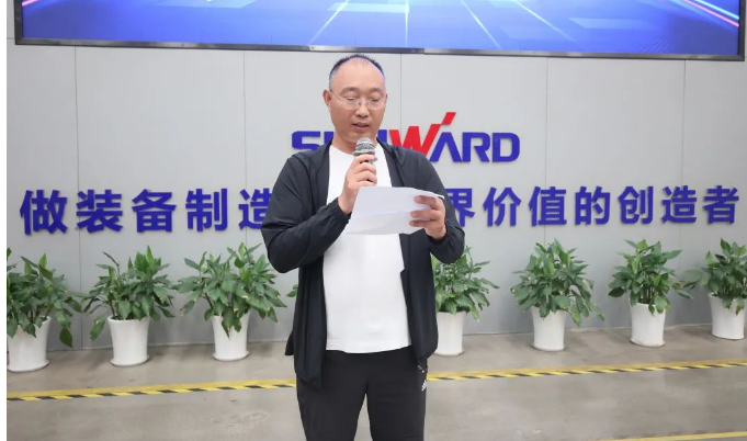 助力“双碳”、绿动未来！龙8头号玩家智能增程式电动旋挖钻机、液压混淆动力旋挖钻机齐交付