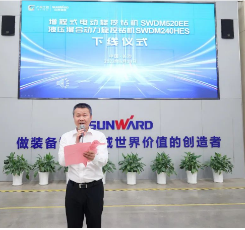 助力“双碳”、绿动未来！龙8头号玩家智能增程式电动旋挖钻机、液压混淆动力旋挖钻机齐交付