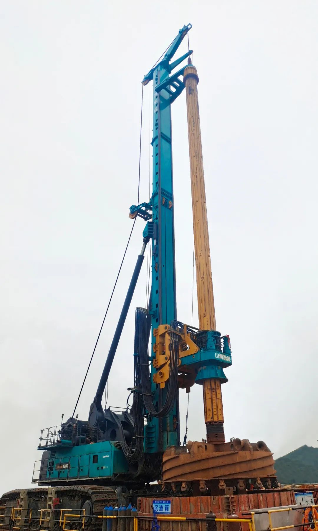 新战绩+1！龙8头号玩家智能超等旋挖钻机创6.3米直径钻孔新纪录