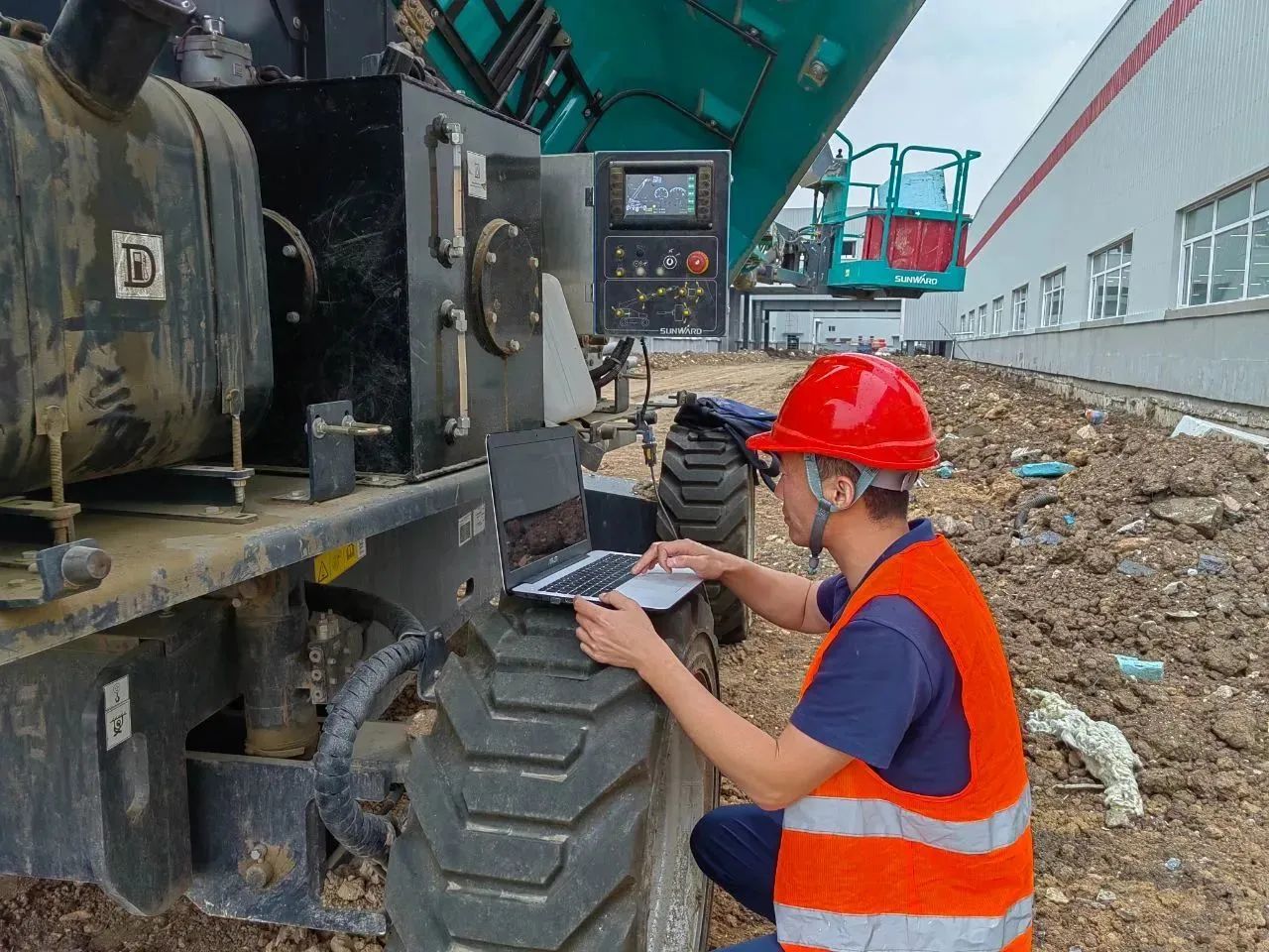 谛听客户心声！龙8头号玩家智能高空机械“效劳万里行”走进东北