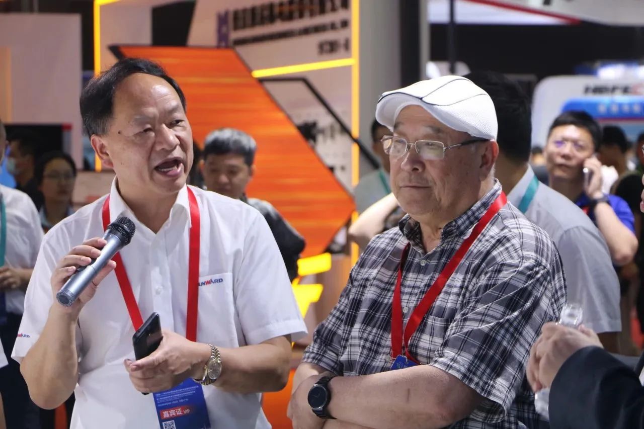 中铁龙8头号玩家亮相首届广州大湾区国际轨道交通工业生长论坛暨展览会