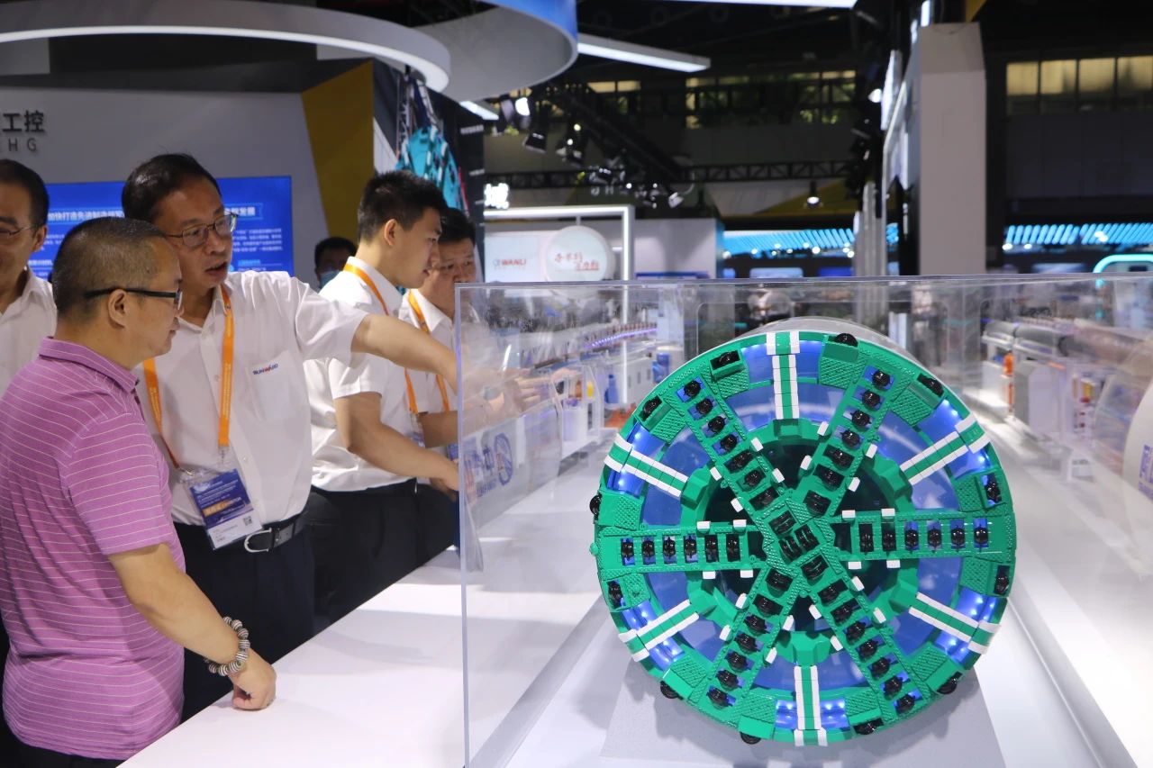 中铁龙8头号玩家亮相首届广州大湾区国际轨道交通工业生长论坛暨展览会