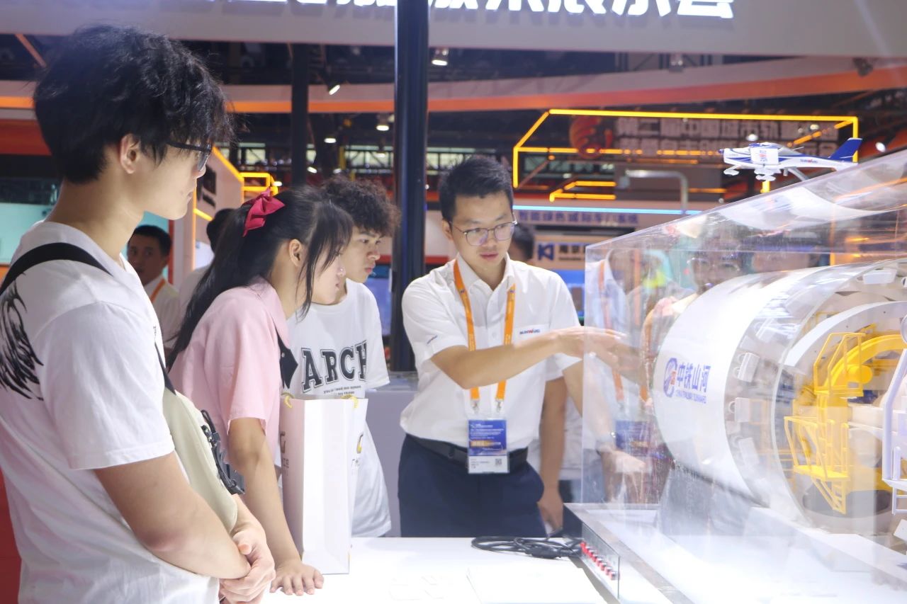 中铁龙8头号玩家亮相首届广州大湾区国际轨道交通工业生长论坛暨展览会