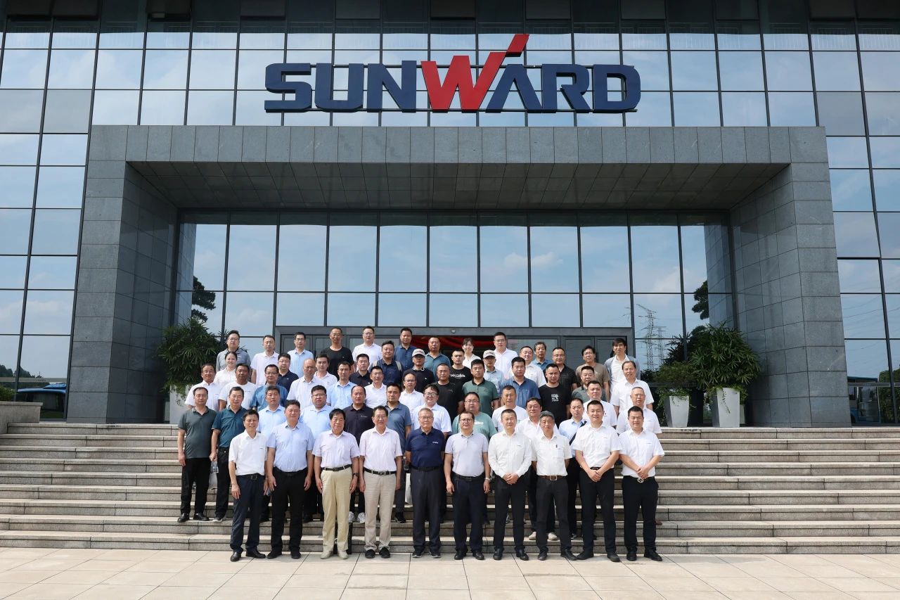 龙8头号玩家智能全球首创深井套管车载钻机下线宣布