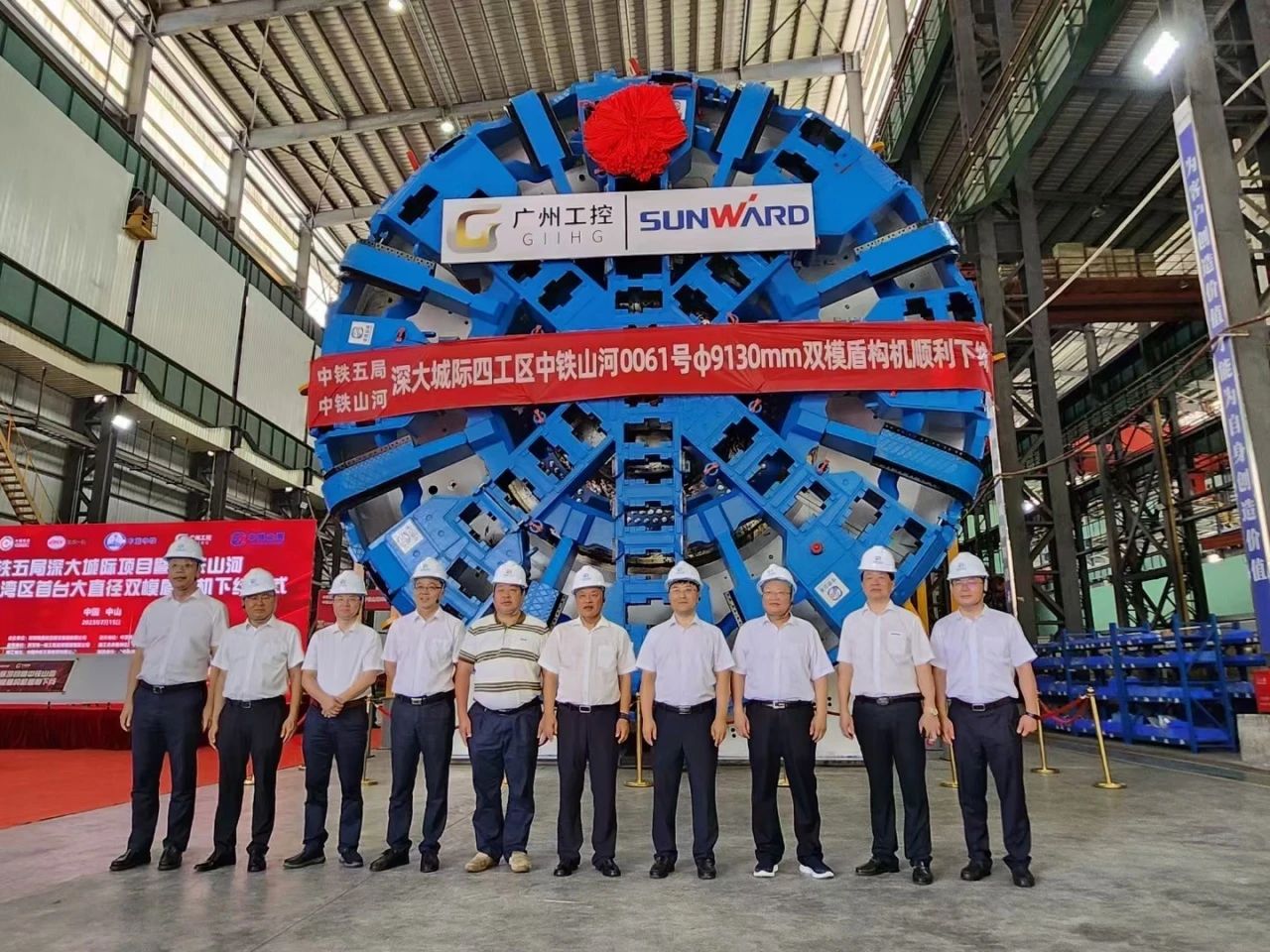 中铁龙8头号玩家粤港澳大湾区首台大直径双模盾构机乐成下线