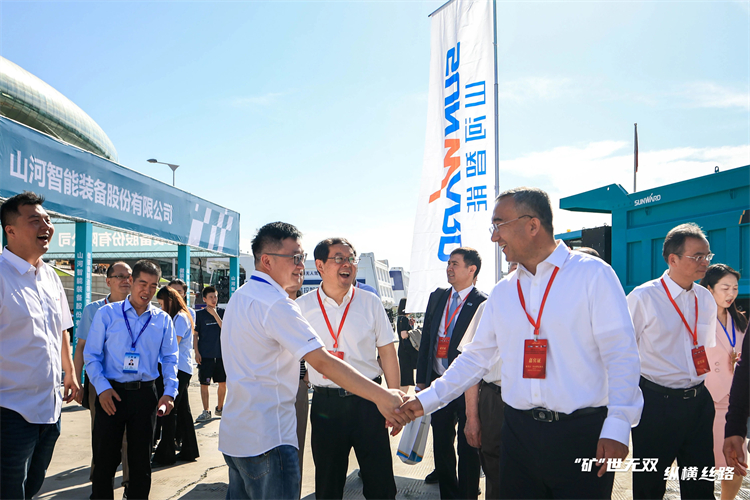 “矿”世无双，，，，，，，纵横丝路！龙8头号玩家智能亮相第十三届新疆国际矿业与装备展览会