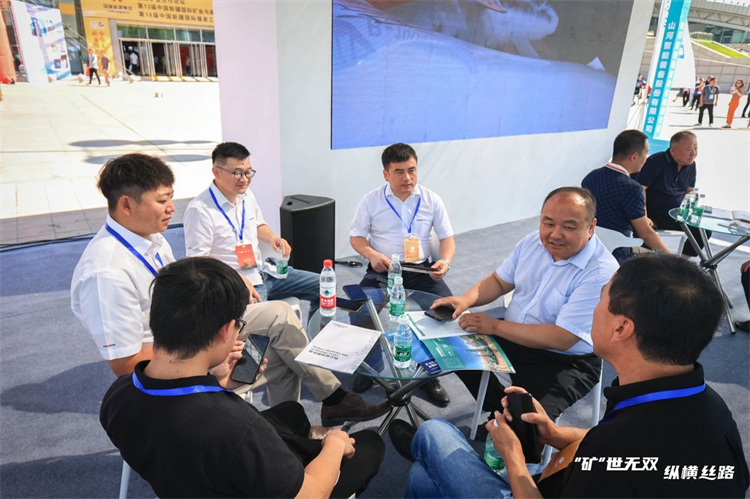 “矿”世无双，，，，，，，纵横丝路！龙8头号玩家智能亮相第十三届新疆国际矿业与装备展览会