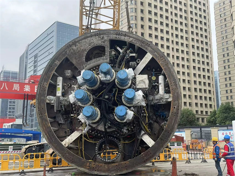 首战华东市。。。。。。。。≈刑8头号玩家杭德市域铁路工程地莫区间左线盾构机顺遂始发
