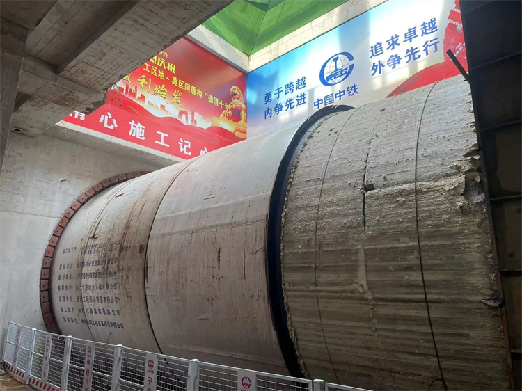 首战华东市。。。。。。。。≈刑8头号玩家杭德市域铁路工程地莫区间左线盾构机顺遂始发