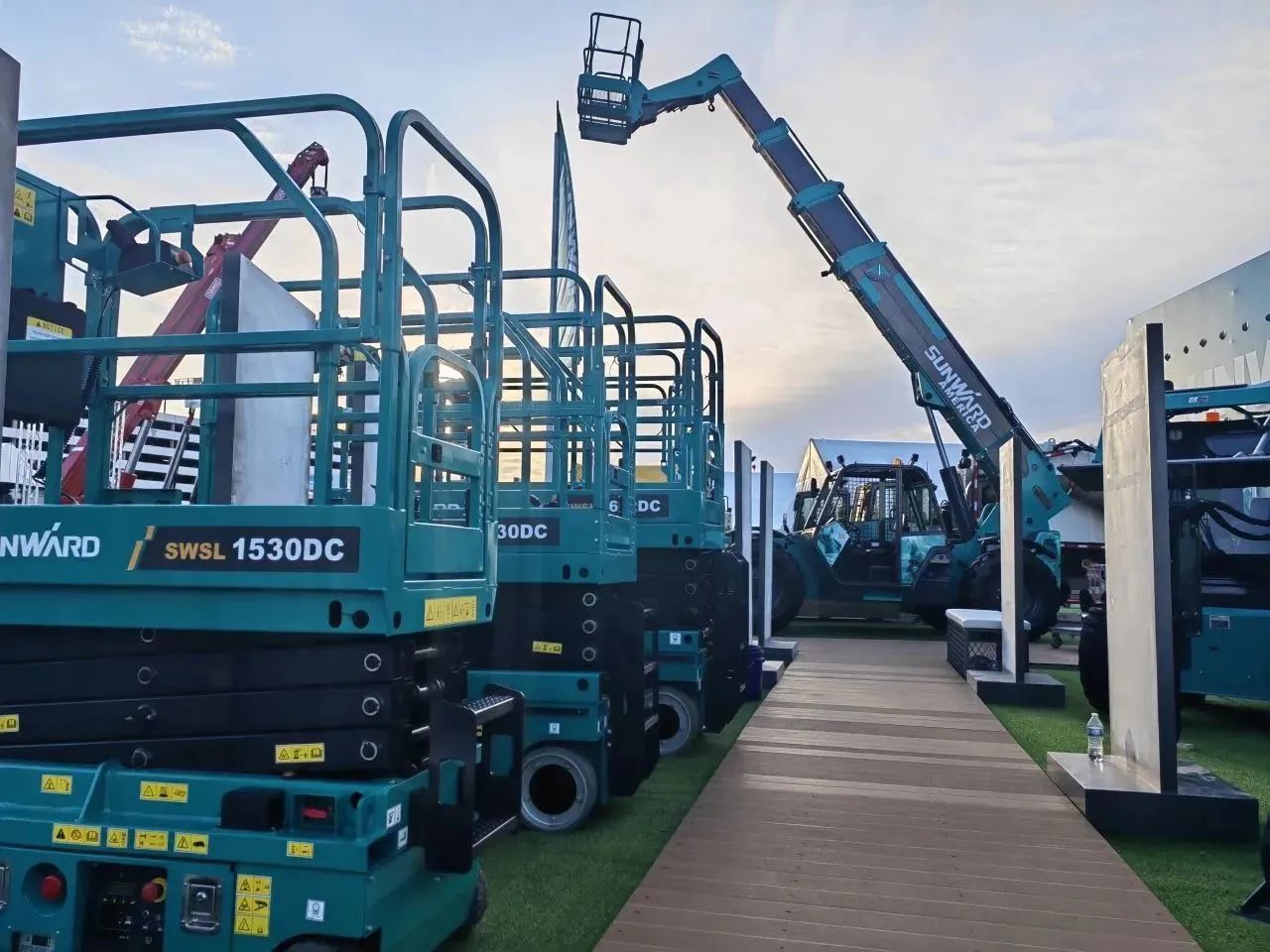 外洋销售同比增添超200%！龙8头号玩家智能高空机械阔步“出海”