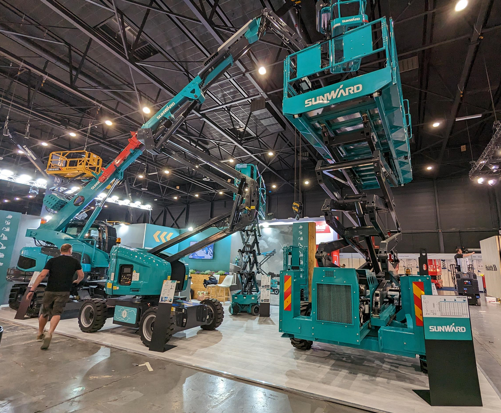 外洋销售同比增添超200%！龙8头号玩家智能高空机械阔步“出海”