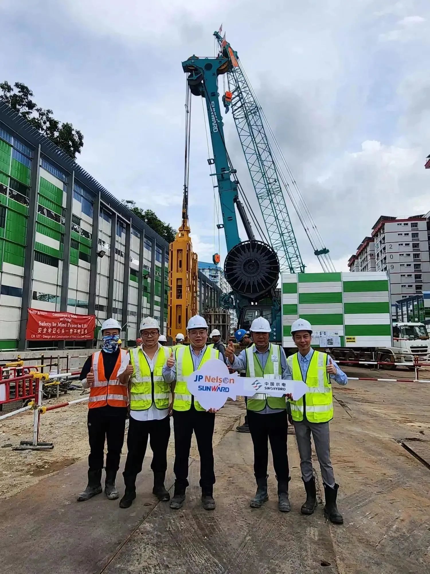 助力海内国际重大工程！龙8头号玩家智能液压抓斗实力“出圈”