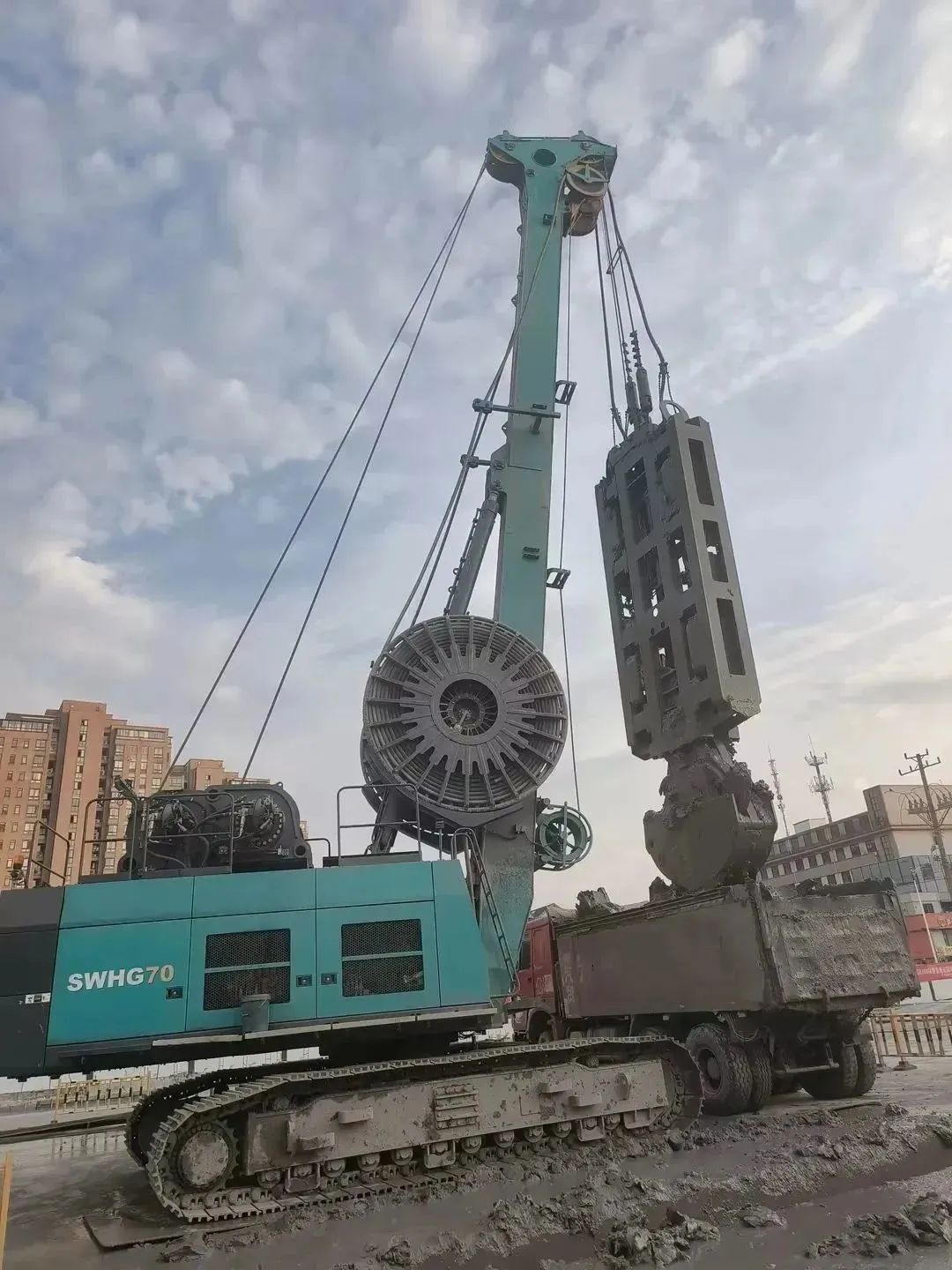 助力海内国际重大工程！龙8头号玩家智能液压抓斗实力“出圈”