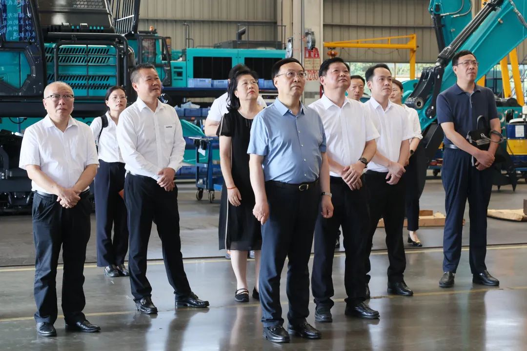 中宣部社科领域专家学者到龙8头号玩家智能调研高质量生长