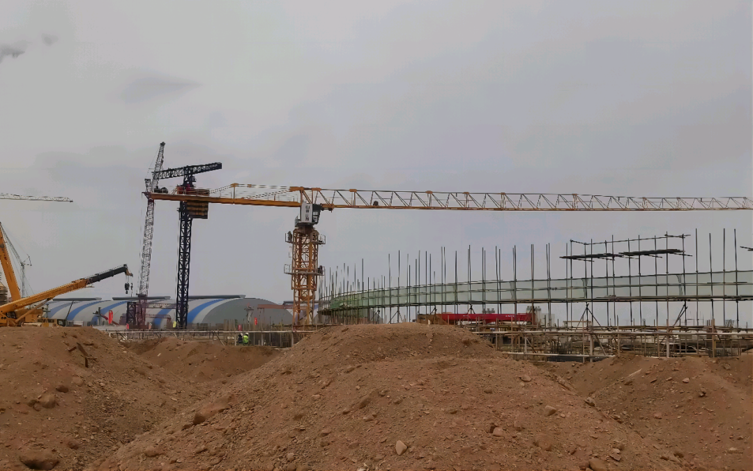 大漠沙漠展雄姿！龙8头号玩家江麓塔机助力常乐电厂项目