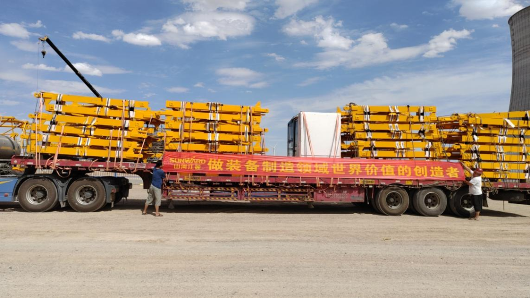 大漠沙漠展雄姿！龙8头号玩家江麓塔机助力常乐电厂项目