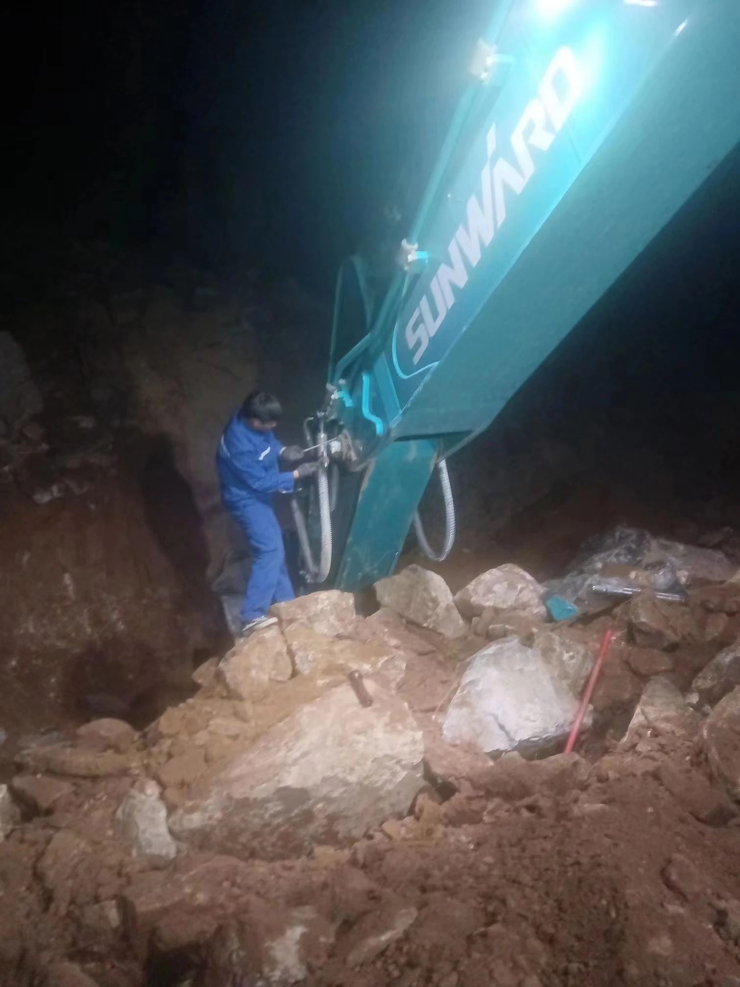 一线“热”闻 | 专业售后，，，，，，专心折务！龙8头号玩家智能挖掘机效劳万里行一直在路上