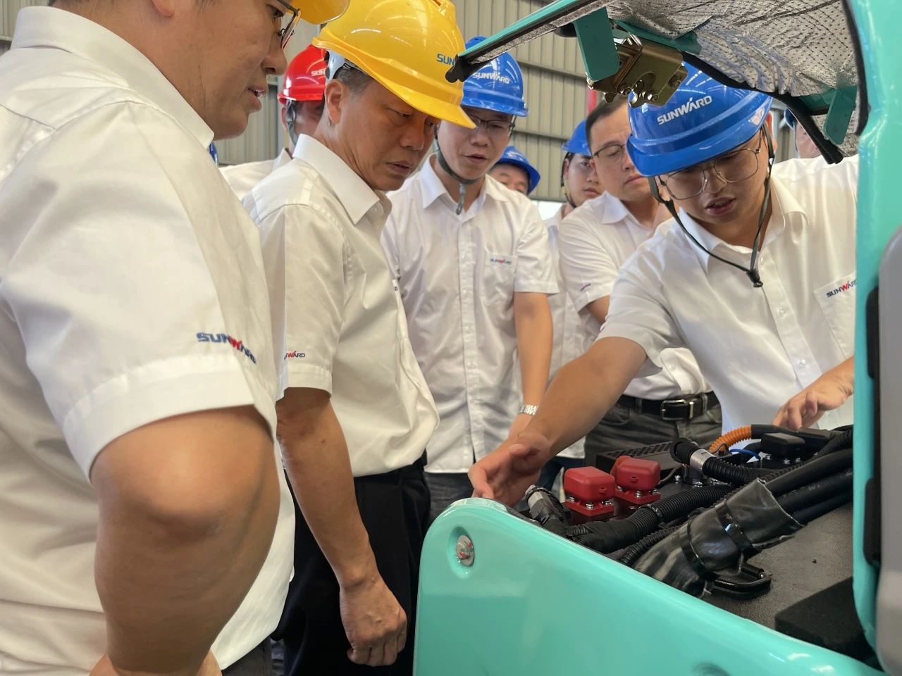 小身段，，，，，大能量！龙8头号玩家智能最小纯电动液压挖掘机乐成下线