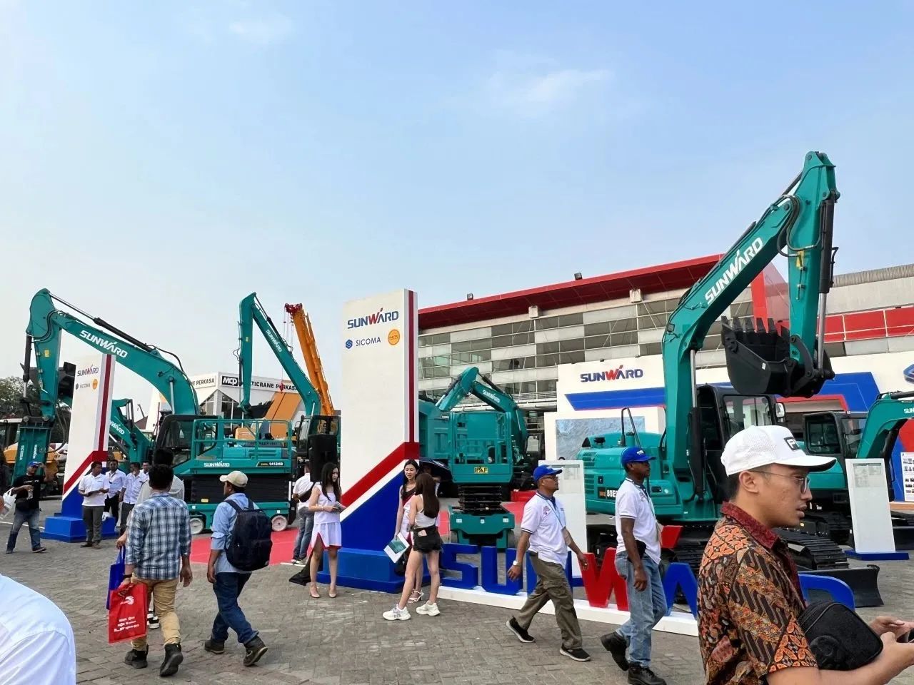 深耕细作，，，，，，逆势增添！龙8头号玩家智能艳服亮相印尼雅加达矿业展