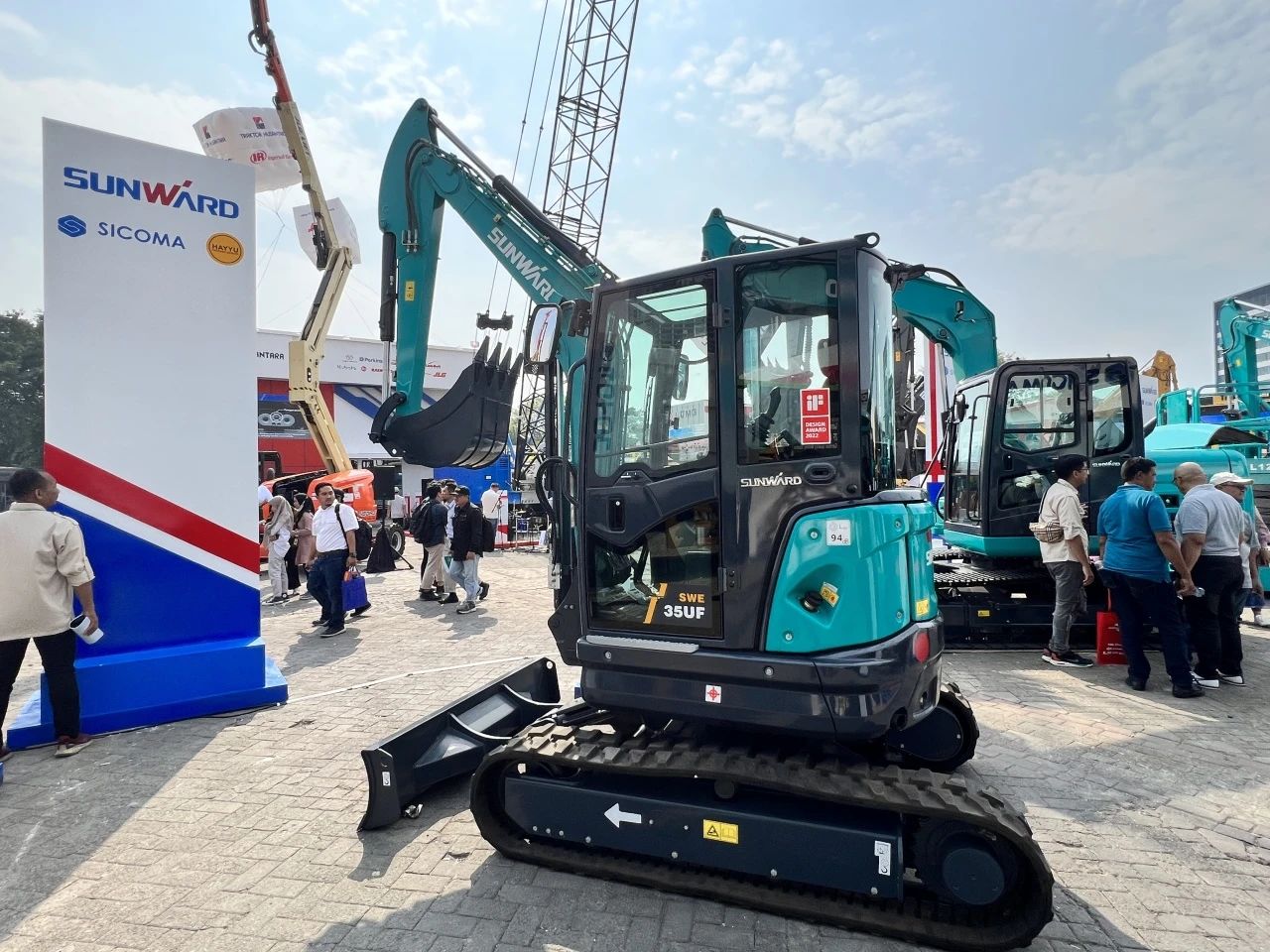 深耕细作，，，，，，逆势增添！龙8头号玩家智能艳服亮相印尼雅加达矿业展