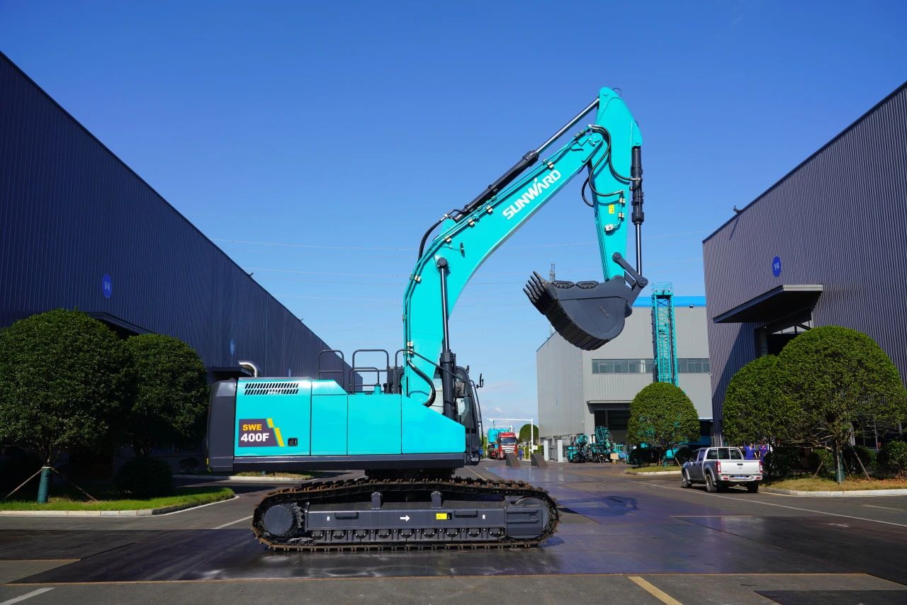 口碑超赞！龙8头号玩家智能SWE400F挖掘机荣获工程机械明星产品大奖