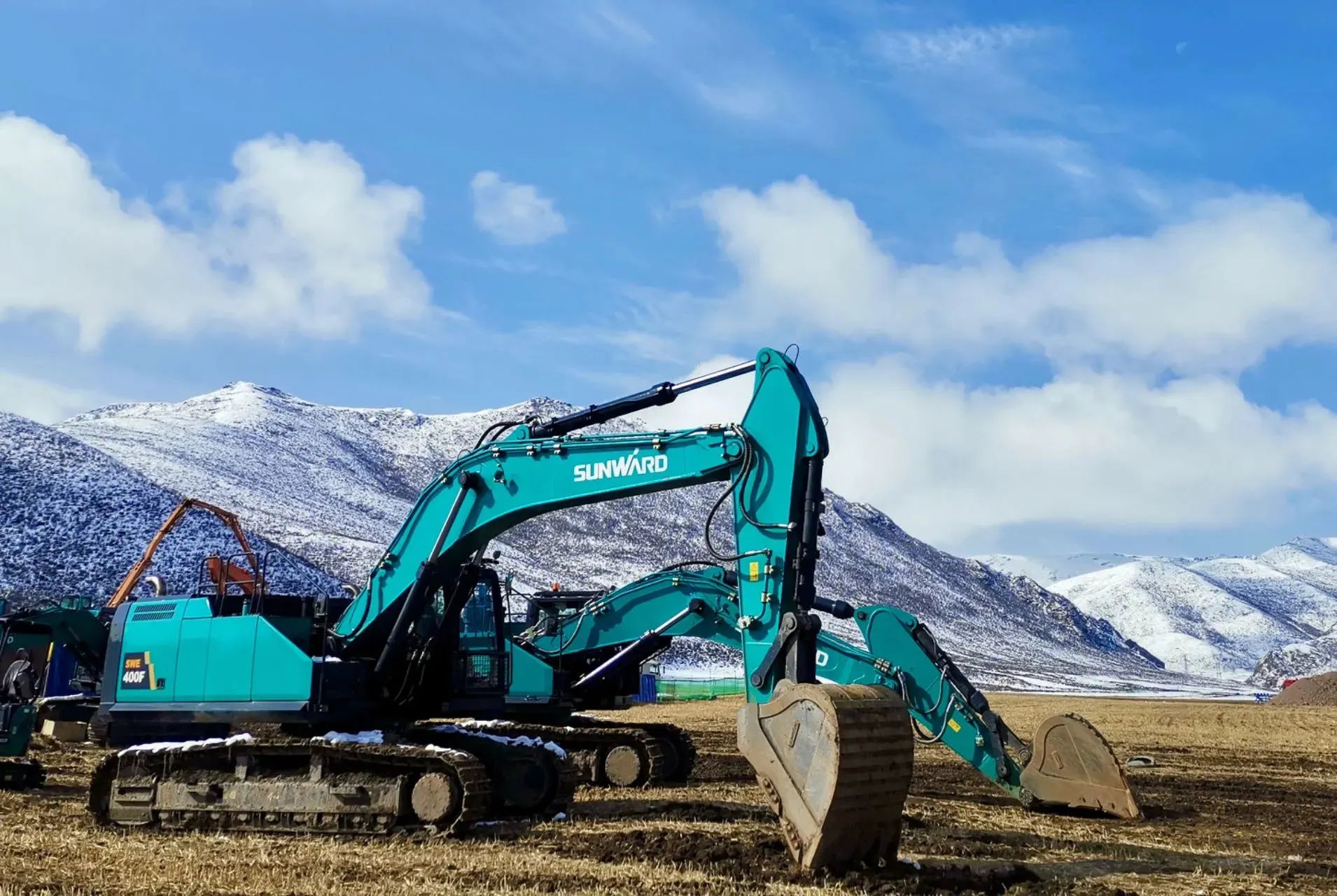 口碑超赞！龙8头号玩家智能SWE400F挖掘机荣获工程机械明星产品大奖