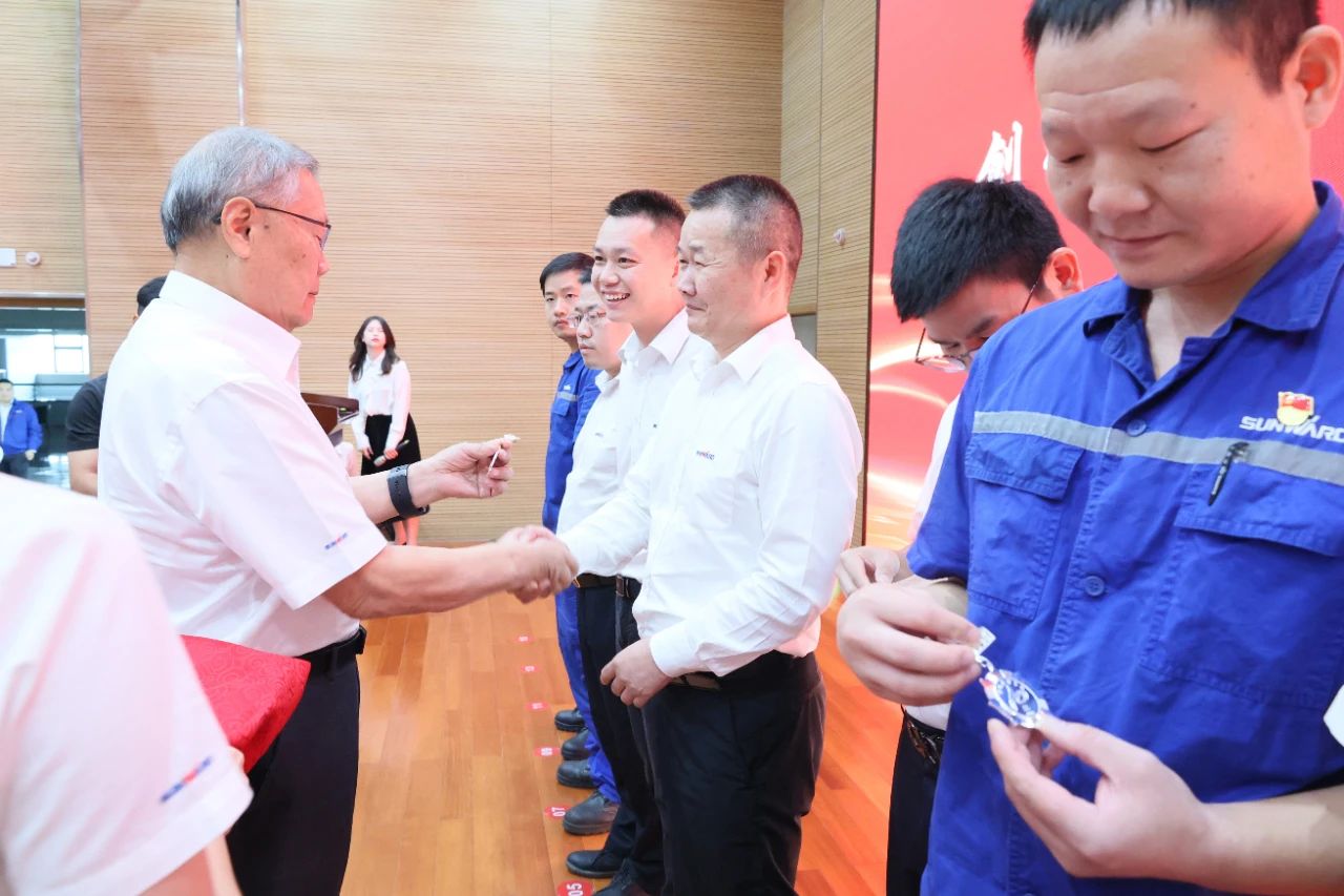 强信心 聚协力 共建优美家园——庆祝龙8头号玩家智能建设24周年表扬大会盛大召开