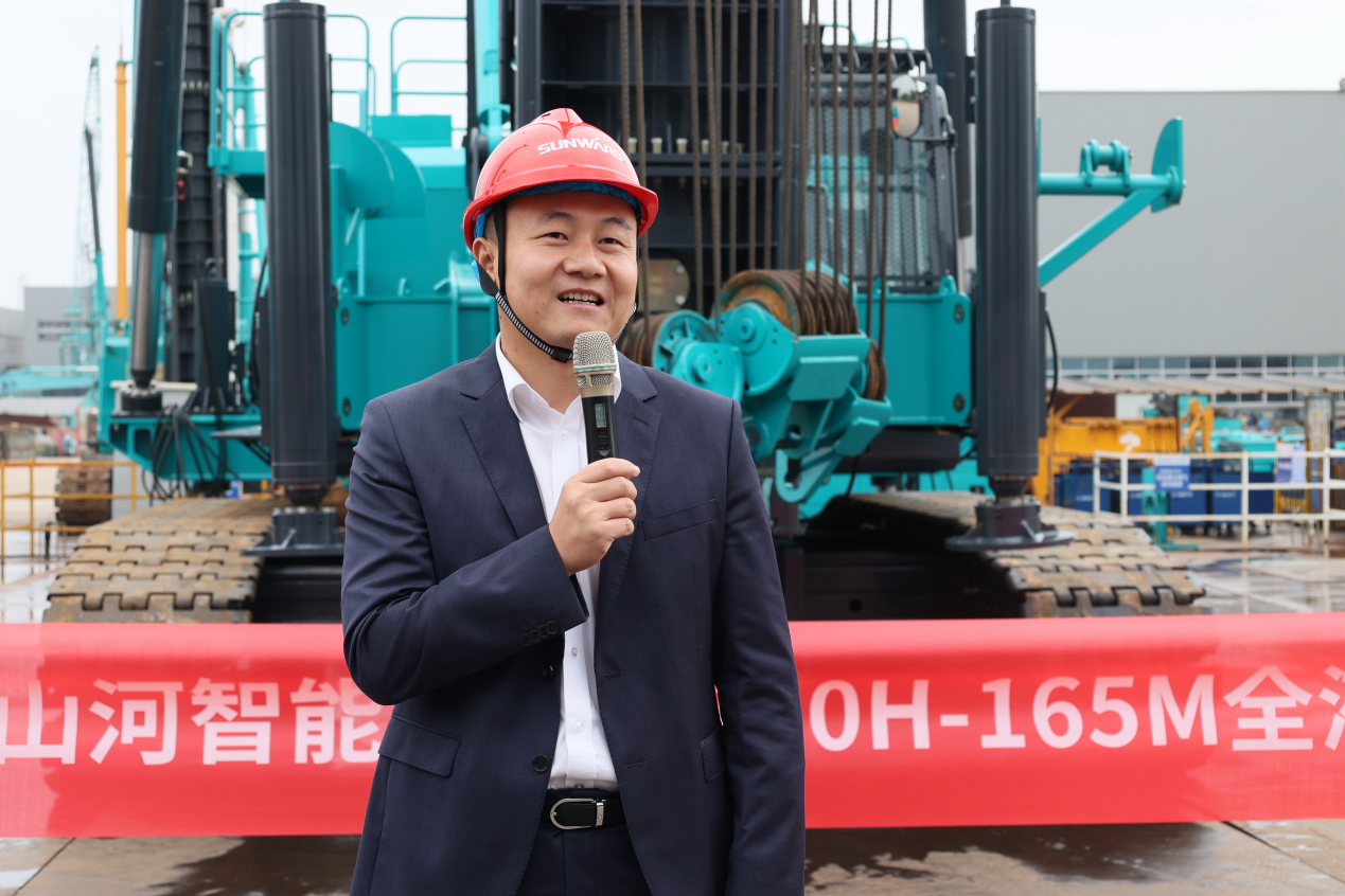 民族品牌获认可！龙8头号玩家智能桩架产品交付香港客户