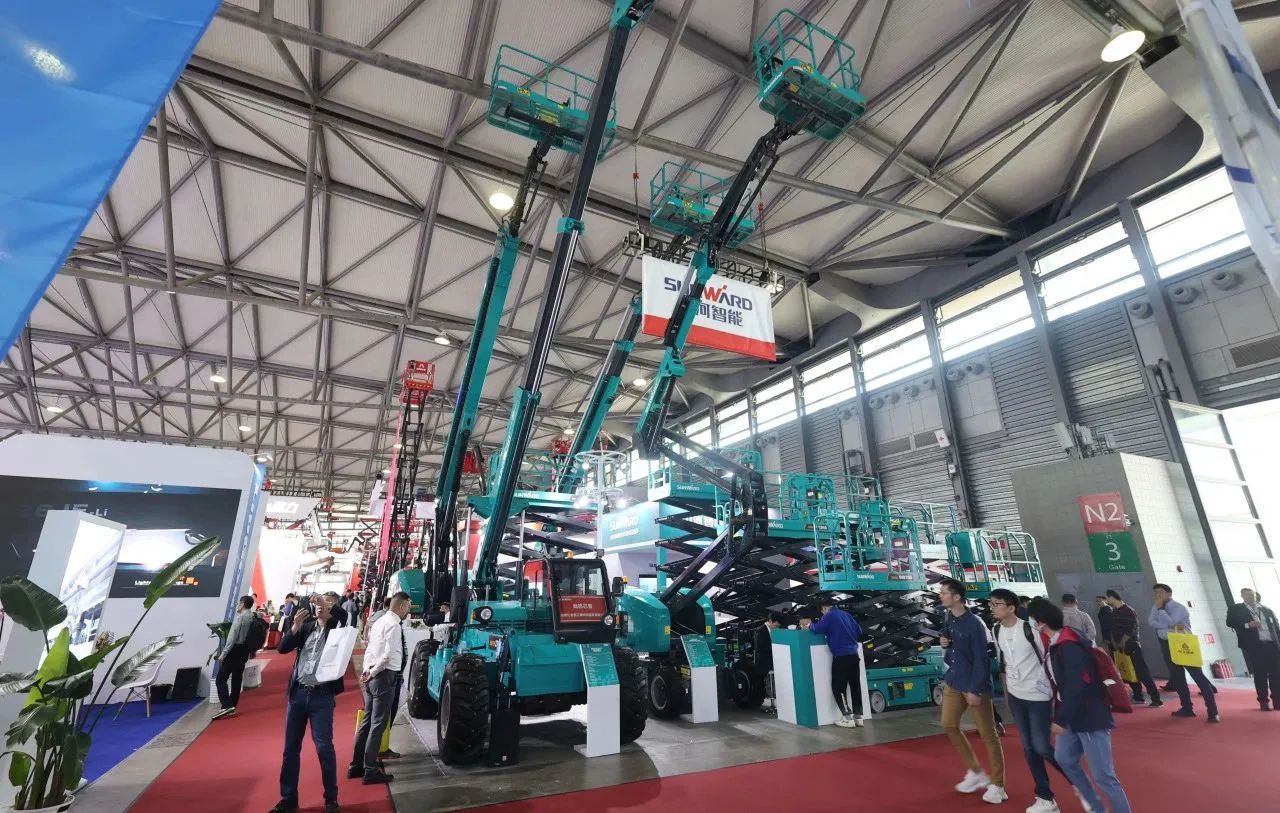 精品出击，，，，，，闪灼魔都！龙8头号玩家智能全系列高空机械亮相2023亚洲国际高空展