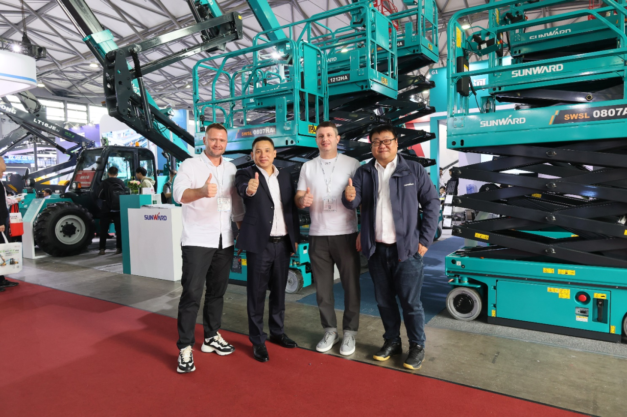 精品出击，，，，，，闪灼魔都！龙8头号玩家智能全系列高空机械亮相2023亚洲国际高空展