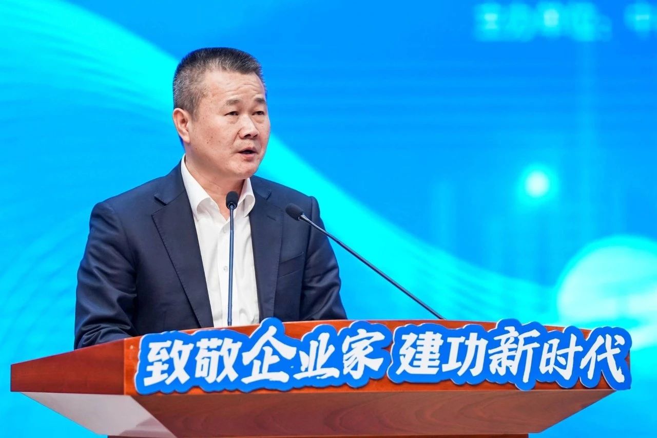 龙8头号玩家智能总司理夏志宏荣获长沙经开区“功勋企业家”声誉称呼