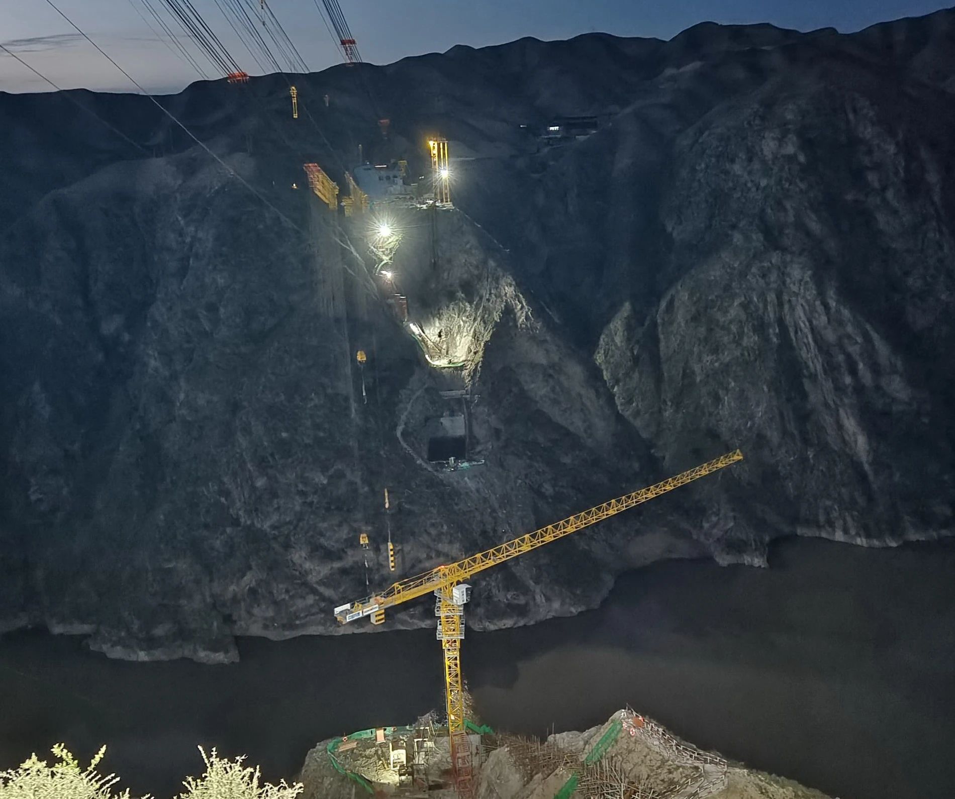 一桥通南北，，，，，，，群岭变坦途！龙8头号玩家江麓塔机助建洮河大桥