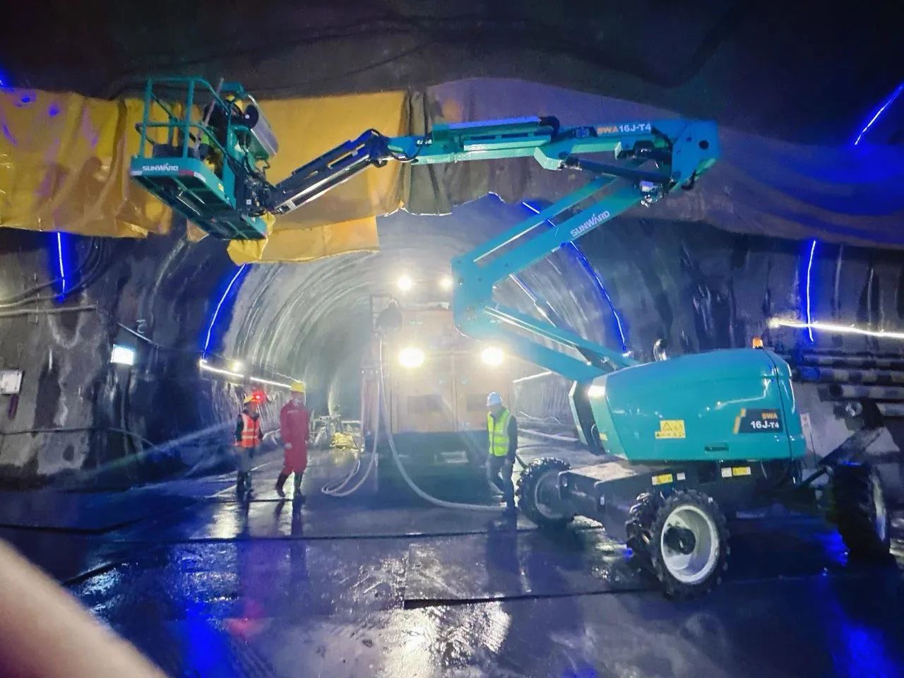 不惧高海拔挑战！龙8头号玩家智能高空机械实力助建川藏铁路