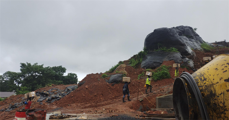 破万难，，，，，，，，赶工期！龙8头号玩家江麓打响西非“攻坚战”