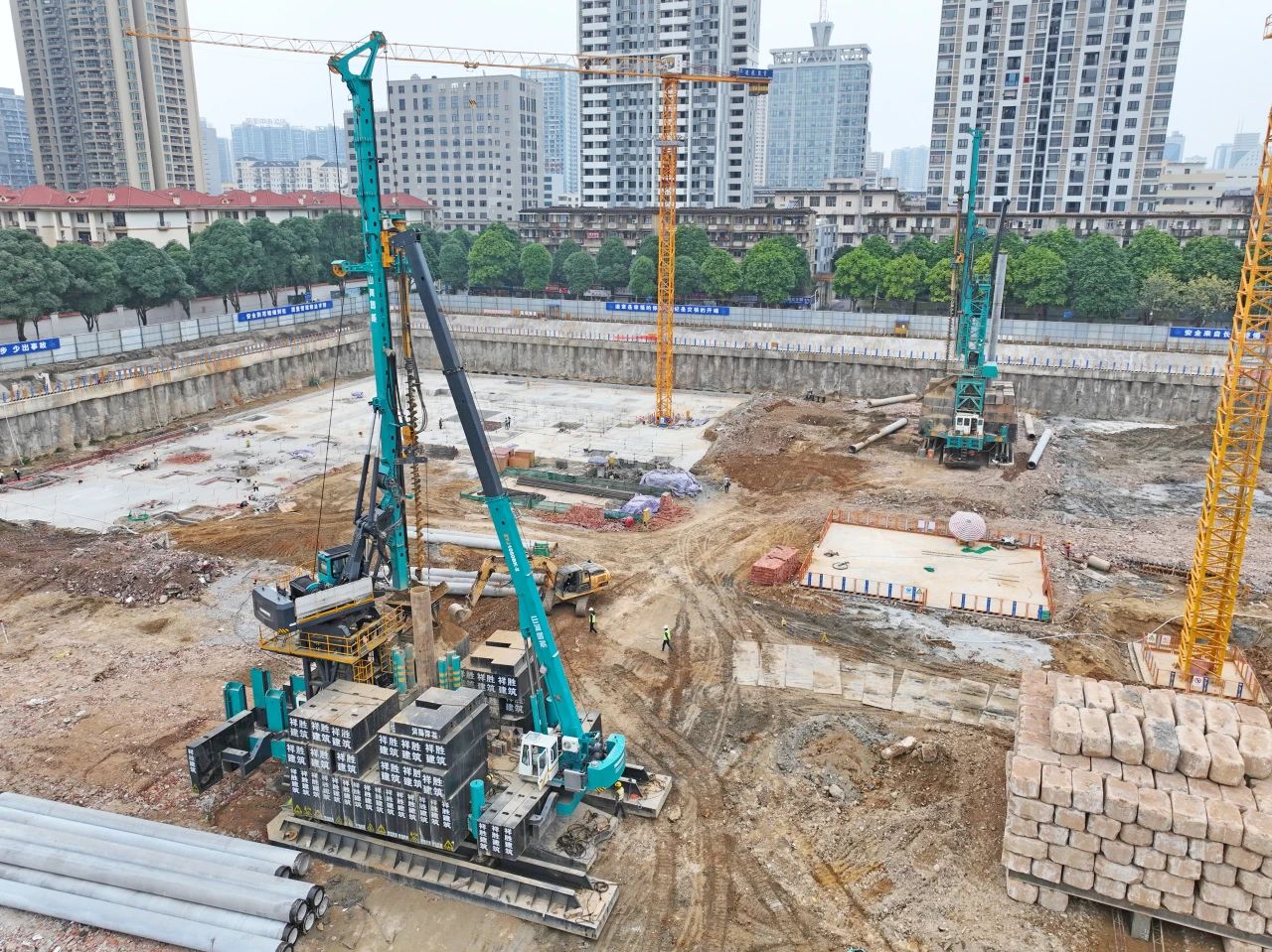 “绿巨人”显神威！龙8头号玩家智能引孔式静力压桩机助建“绿城”南宁民生项目