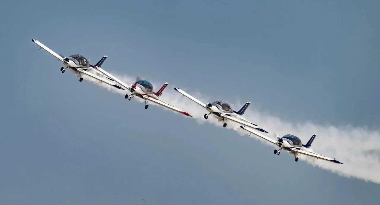 央媒聚焦！一起见证首届亚洲通用航空展上的龙8头号玩家风范