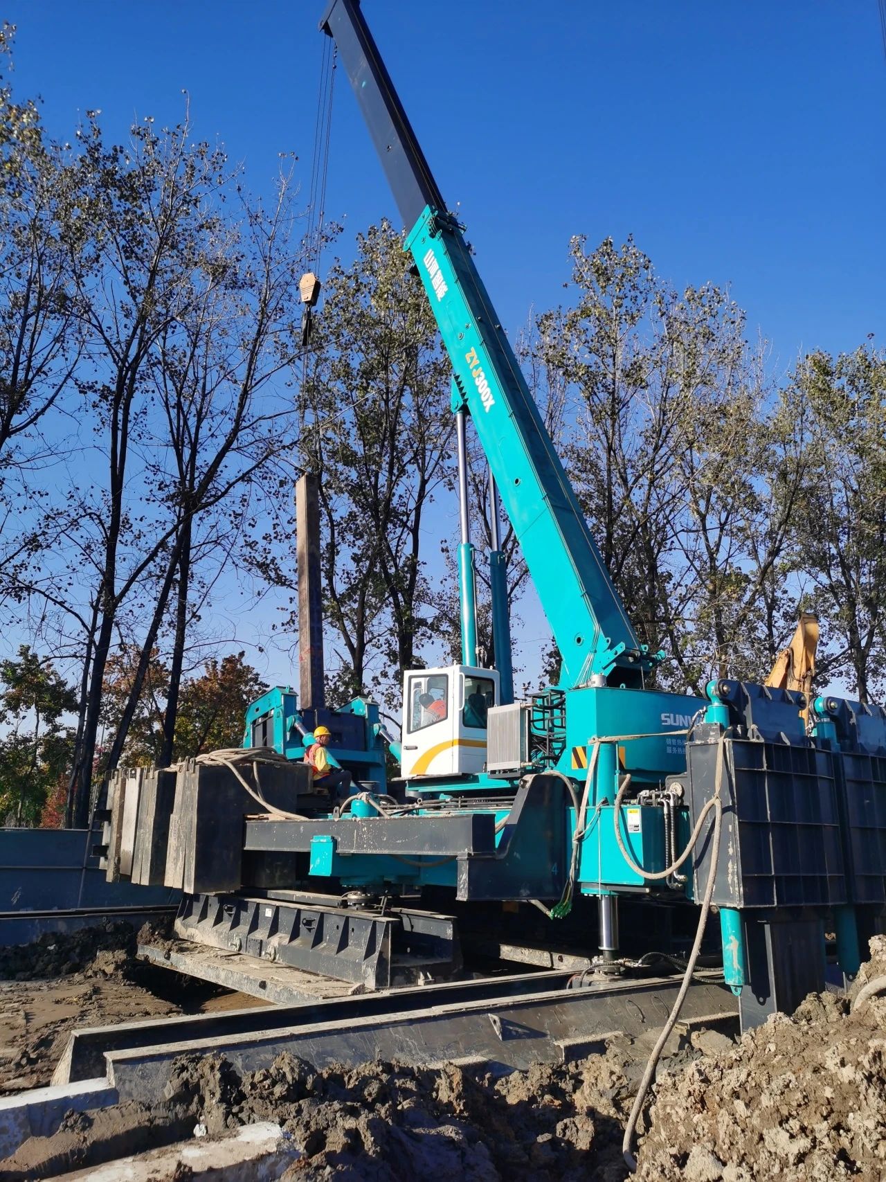 “龙8头号玩家绿”闪灼西子湖畔！龙8头号玩家智能ZYJ300X斜桩压桩机强势来袭