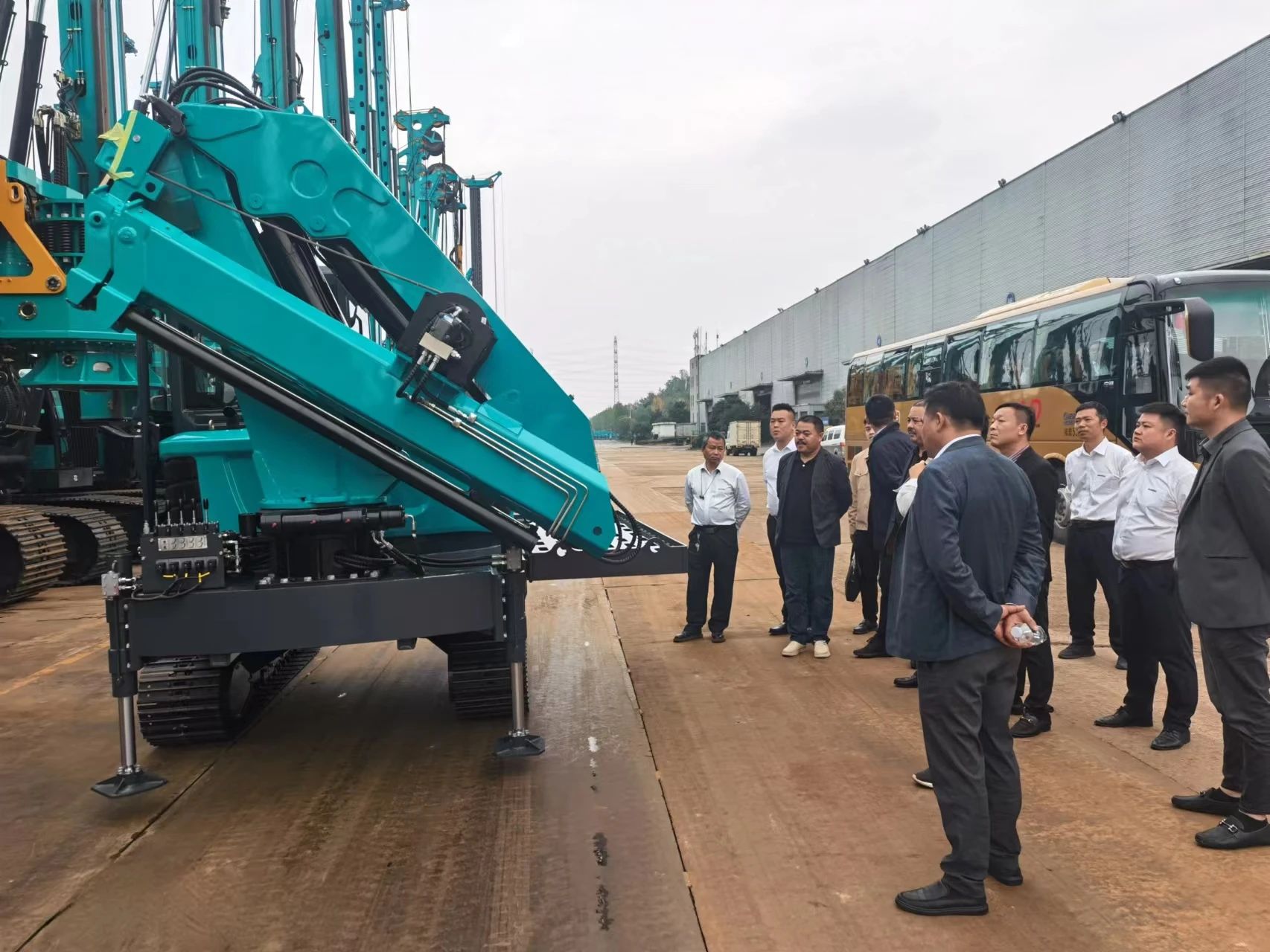 行业严冬现暖阳！现场签购20台旋挖钻机，，，，，龙8头号玩家智能携手湖南骏牛助力国家电网项目建设