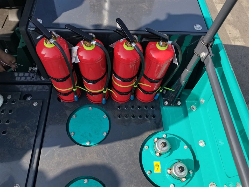 定制开发、功效更强！龙8头号玩家智能SWE750ELR加长臂液压挖掘机下线交付