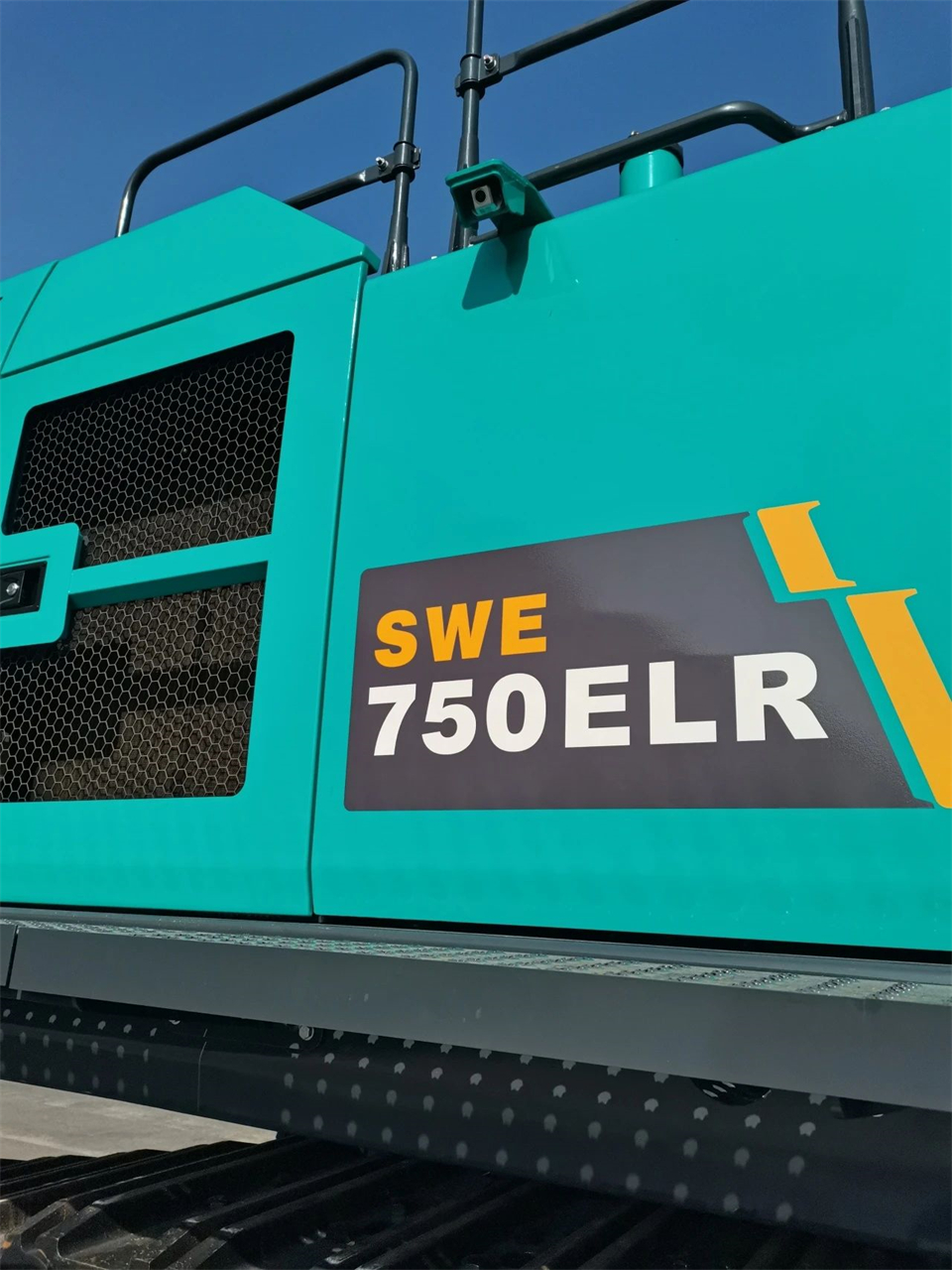 定制开发、功效更强！龙8头号玩家智能SWE750ELR加长臂液压挖掘机下线交付