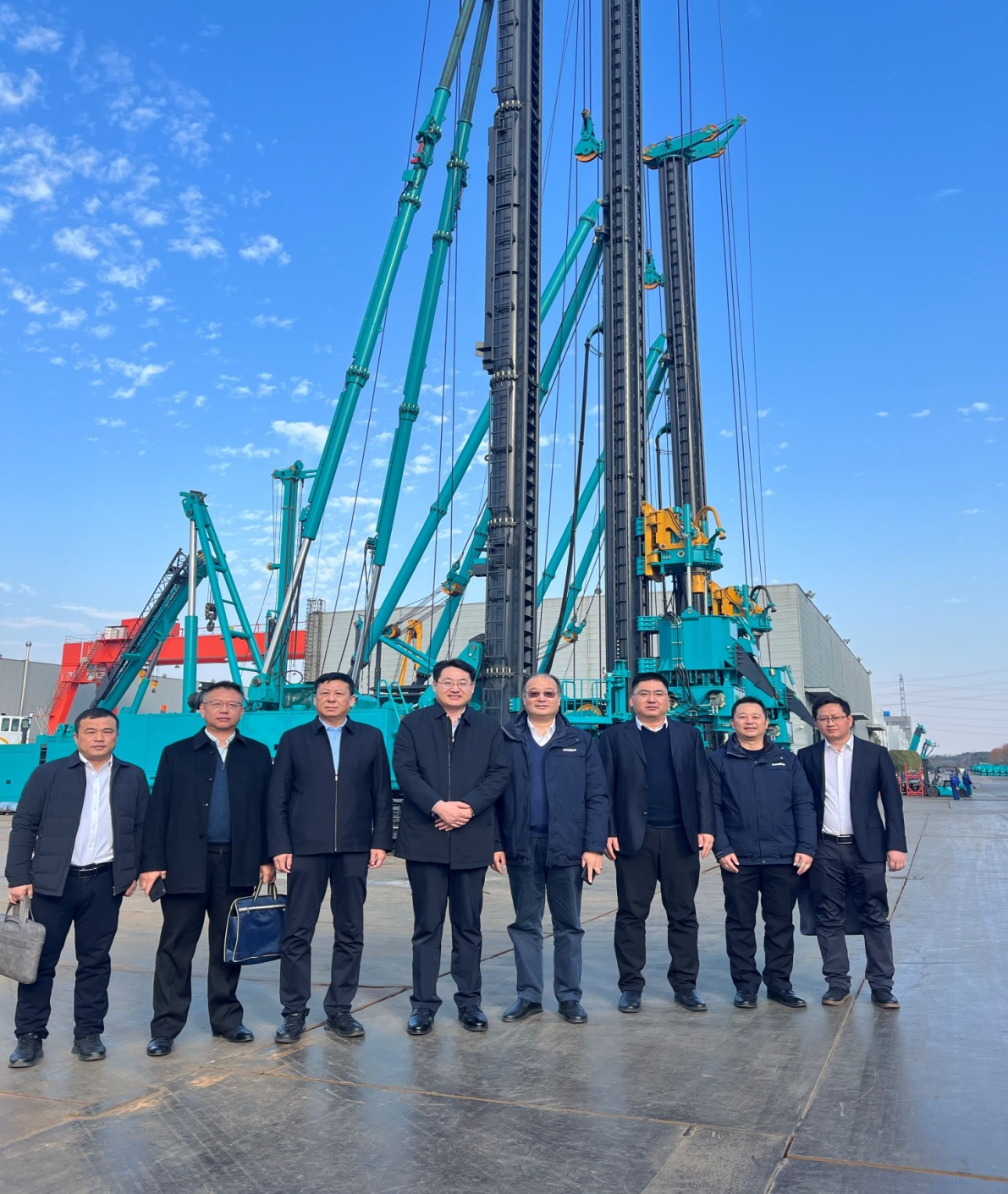 强强联合，，，，，，，，同营生长！龙8头号玩家智能与中铁六局路桥公司签署战略相助协议