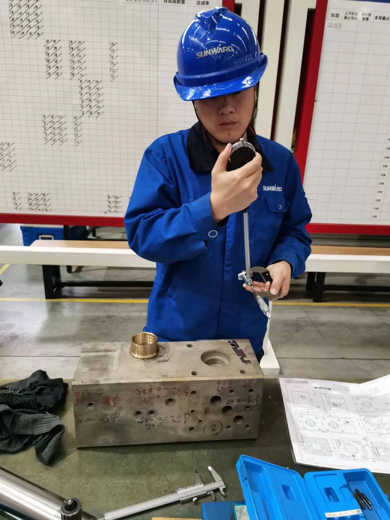 看龙8头号玩家工匠们怎样用一双巧手“拿捏”事情、创立“事业”