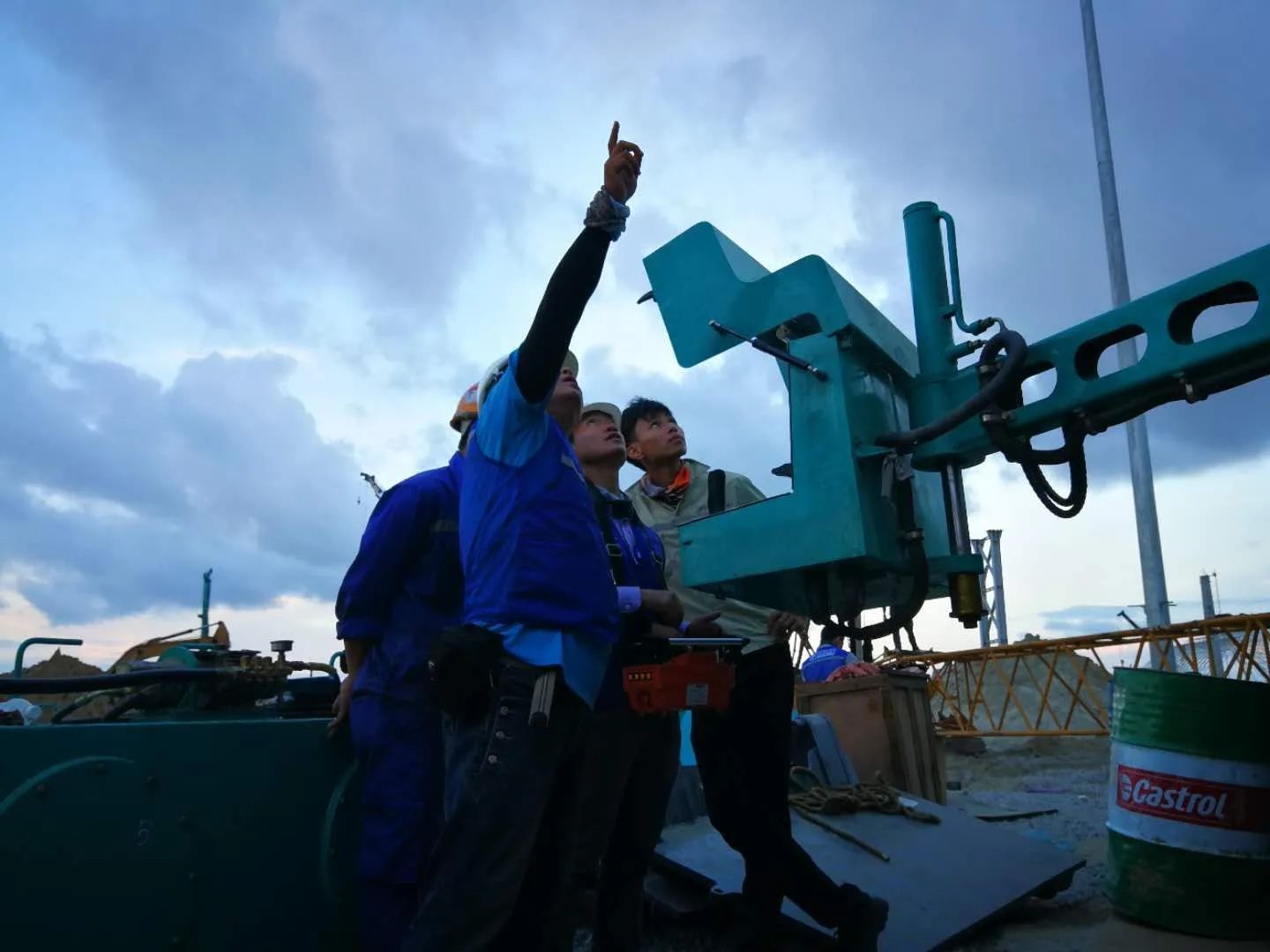 看龙8头号玩家工匠们怎样用一双巧手“拿捏”事情、创立“事业”